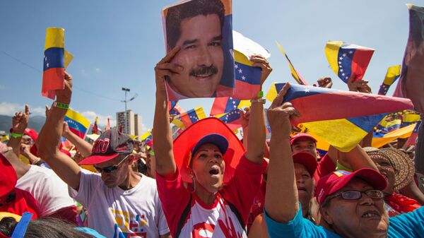 مظاهرات داعمة لرئيس الفنزويلي نيكولاس مادورو في كاراكاس، فنزويلا فبراير/ شباط 2019 - سبوتنيك عربي