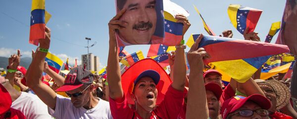 مظاهرات داعمة لرئيس الفنزويلي نيكولاس مادورو في كاراكاس، فنزويلا فبراير/ شباط 2019 - سبوتنيك عربي