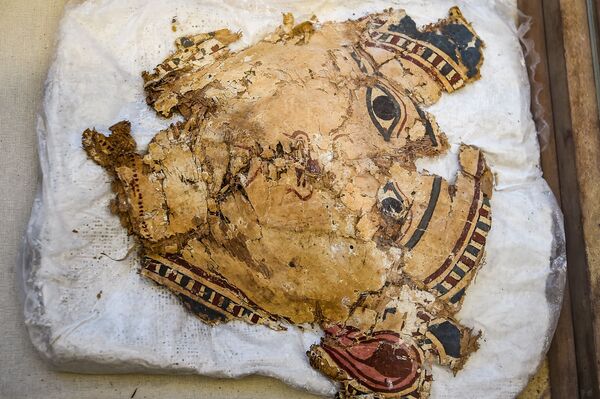 بعض أجزاء القطعة الأثرية الموجودة في أراضي مقبرة قديمة في منطقة تونا الجبل بمحافظة المنيا في الجزء الأوسط من مصر، 2 فبراير/ شباط 2019 - سبوتنيك عربي