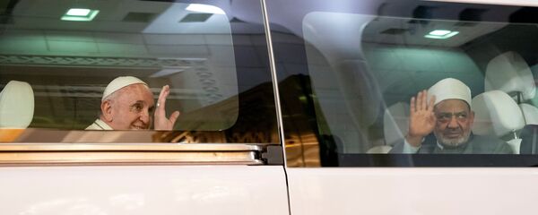 شيخ الأزهر وبابا الفاتيكا للمرة الأولى في التاريخ في بيت وسيارة واحدة بالإمارات شيخ الأزهر وبابا الفاتيكا للمرة الأولى في التاريخ في بيت وسيارة واحدة بالإمارات - سبوتنيك عربي