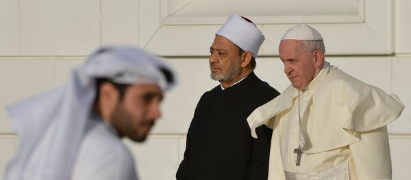 البابا فرنسيس والشيخ الطيب يصلان إلى اجتماع مع مجلس حكماء المسلمين في مسجد الشيخ زايد الكبير في أبو ظبي - سبوتنيك عربي