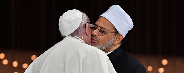 بابا الفاتيكان فرنسيس وشيخ الأزهر أحمد الطيب في اجتماع بين الأديان في في أبو ظبي، في إطار زيارة رسمية للبابا إلى الإمارات العربية المتحدة، فبراير/ شباط 2019 بابا الفاتيكان فرنسيس وشيخ الأزهر أحمد الطيب في اجتماع بين الأديان في في أبو ظبي، في إطار زيارة رسمية للبابا إلى الإمارات العربية المتحدة، فبراير/ شباط 2019 - سبوتنيك عربي