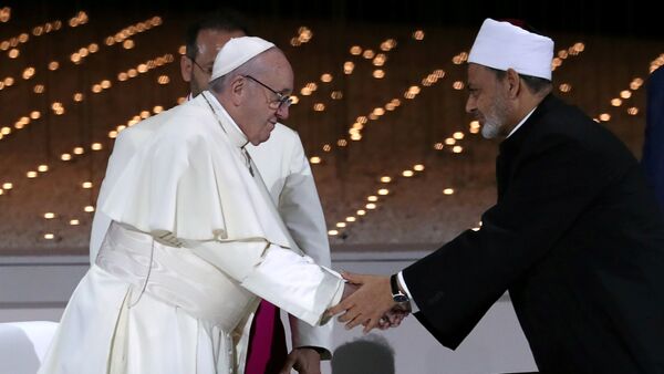 البابا فرنسيس يصافح الإمام الأكبر للشيخ أحمد الطيب خلال اجتماع بين الأديان في أبو ظبي - سبوتنيك عربي