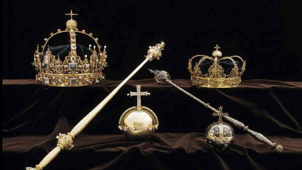 تاجان وكرة ذهبية ملكية تعود إلى عائلات ملكية سويدية حكمت في القرن السابع عشر - سبوتنيك عربي