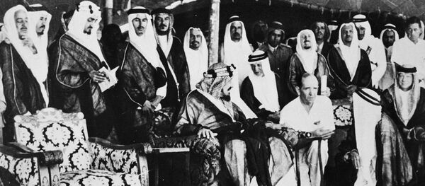 الملك السعودي خلال استقباله الوفد الأمريكي وشركة أرامكو عام 1951 - سبوتنيك عربي