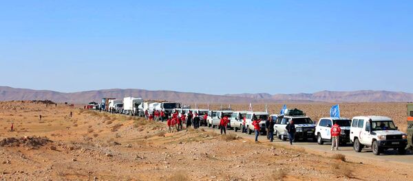 قافلة إنسانية ضخمة تخترق مناطق سيطرة الجيش الأمريكي نحو مخيم الركبان شرق سورية - سبوتنيك عربي