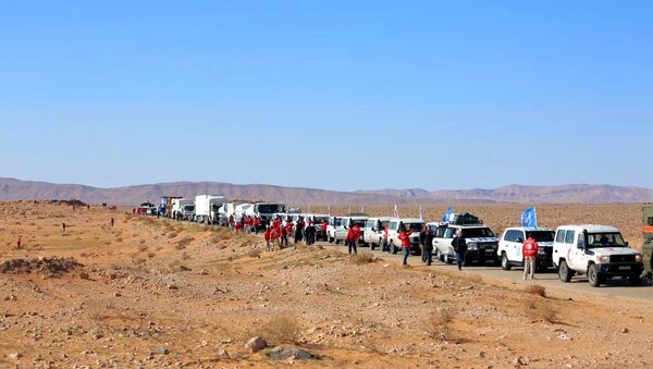 قافلة إنسانية ضخمة تخترق مناطق سيطرة الجيش الأمريكي نحو مخيم الركبان شرق سورية - سبوتنيك عربي