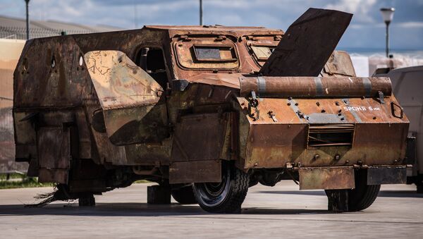 سيارة مدرعة من غنائم الحرب ضد الإرهاب في سوريا - سبوتنيك عربي