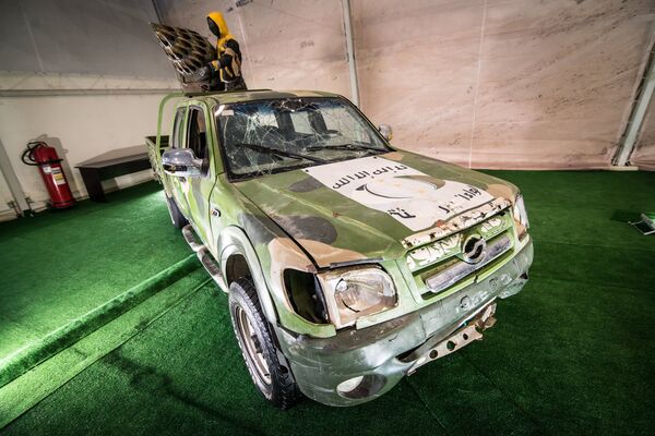 سيارة متسلحة بقذائف صاروخية من غنائم الحرب ضد الإرهاب في سوريا سيارة متسلحة بقذائف صاروخية من غنائم الحرب ضد الإرهاب في سوريا - سبوتنيك عربي