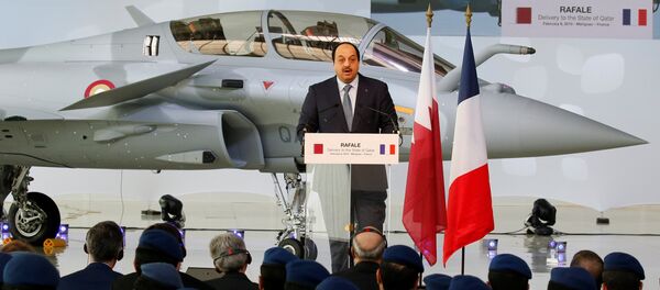 وزير الدولة القطري لشؤون الدفاع خالد بن محمد العطية، خلال استلام الطائرة الأولى من عقد شراء 24 طائرة رافال في فرنسا - سبوتنيك عربي