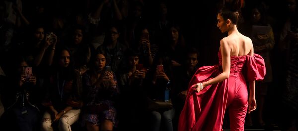 عارضة أزياء تقدم مجموعة أزياء منتجع الصيف 2019، من تصميم (Gauri and Nainika) في إطار أسبوع الموضة في مومباي، الهند 30 يناير/ كانون الثاني 2019 - سبوتنيك عربي