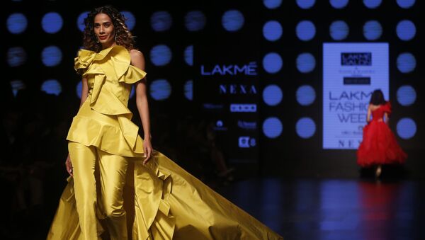 عارضة أزياء تقدم مجموعة أزياء منتجع الصيف 2019، من تصميم (Gauri and Nainika) في إطار أسبوع الموضة في مومباي، الهند 30 يناير/ كانون الثاني 2019 - سبوتنيك عربي