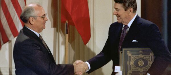 الرئيس الأمريكي رونالد ريغان والزعيم السوفياتي ميخائيل غورباتشوف يتصافحان بعد توقيع معاهدة الحد من الصواريخ المتوسطة والقصيرة المدى، واشنطن (7-10) عام 1987 - سبوتنيك عربي