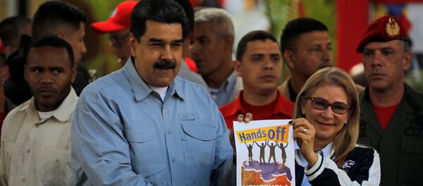 الرئيس الفنزويلي، نيكولاس مادورو، وزوجته، سيليا فلوريس في ساحة بوليفار بالعاصمة كاراكاس - سبوتنيك عربي