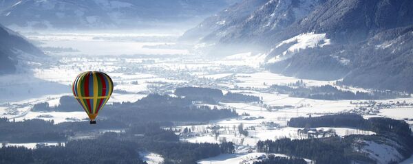 منطاد الهواء الساخن يشق طريقه فوق المنطقة الجبلية زيل أم سي، النمسا، 5 فبراير/ شباط 2019 منطاد الهواء الساخن يشق طريقه فوق المنطقة الجبلية زيل أم سي، النمسا، 5 فبراير/ شباط 2019 - سبوتنيك عربي