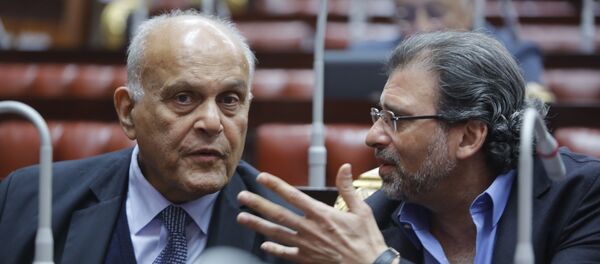 المخرج خالد يوسف في مجلس الشعب المصري مع جراح القلب العالمي مجدي يعقوب المخرج خالد يوسف في مجلس الشعب المصري مع جراح القلب العالمي مجدي يعقوب - سبوتنيك عربي