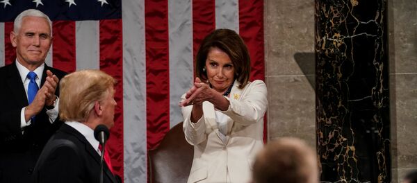 الرئيس الأمريكي دونالد ترامب وخلفه نائبه مايك بنس ورئيسة مجلس النواب الأمريكي نانسي بيلوسي - سبوتنيك عربي