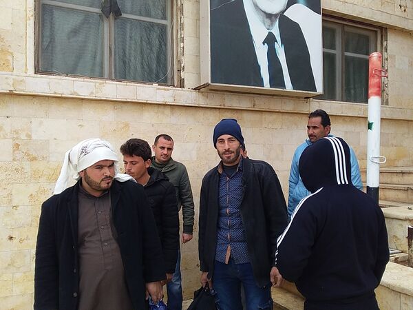 انشقاق عشرات الشبان السوريين عن قسد وانضمامهم للجيش في الرقة انشقاق عشرات الشبان السوريين عن قسد وانضمامهم للجيش في الرقة - سبوتنيك عربي