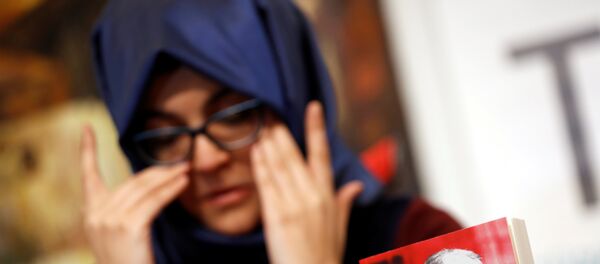 خديجة جنكيز تبكي في مؤتمر صحفي أقيم في اسطنبول بتركيا عن كتابها الجديد، 8 فبراير/شباط 2019 - سبوتنيك عربي