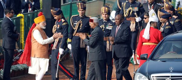 رئيس الوزراء الهندي مودى يحيي رئيس الهند كوفيند ورئيس جنوب أفريقيا رامافوسا قبل بدء عرض عيد الجمهورية في نيودلهي - سبوتنيك عربي