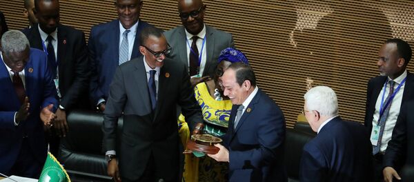 الرئيس المصري عبد الفتاح السيسي يتسلم رئاسة الاتحاد الإفريقي من رئيس رواندا كاغامي خلال افتتاح الدورة العادية الثانية والثلاثين لمجلس رؤساء دول وحكومات الاتحاد الإفريقي في أديس أبابا بإثيوبيا - سبوتنيك عربي