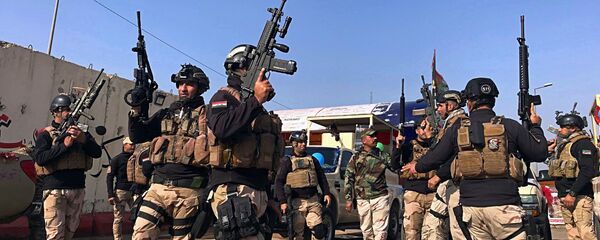 جنود من الجيش العراقي يحتفلون بيوم الجيش  - سبوتنيك عربي