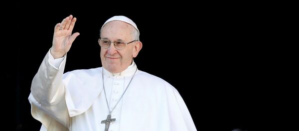 البابا فرنسيس يلوح من الشرفة الرئيسية لكاتدرائية القديس بطرس في الفاتيكان - سبوتنيك عربي