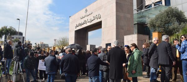 تظاهرة أمام وزارة التربية إحتجاجاً على إنتحار مواطن لبناني تظاهرة أمام وزارة التربية إحتجاجاً على إنتحار مواطن لبناني - سبوتنيك عربي