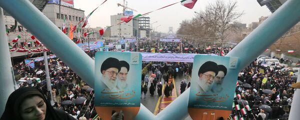 الذكرى الـ 40 على الثورة الإسلامية الإيرانية، اسقطا نظام الشاه في 1979، مسيرات في طهران، إيران 11 فبراير/ شباط 2019 - الرئيس الإيراني حسن روحاني - سبوتنيك عربي
