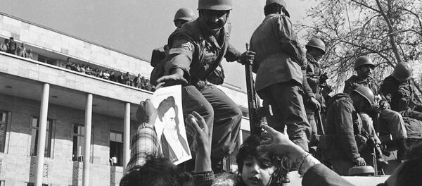 فتاة إيرانية صغيرة تقف على دبابة مأسورة عند مدخل قصر نيافاران حيث كان شاه محمد رضا بهلوي يعيش في طهران - سبوتنيك عربي