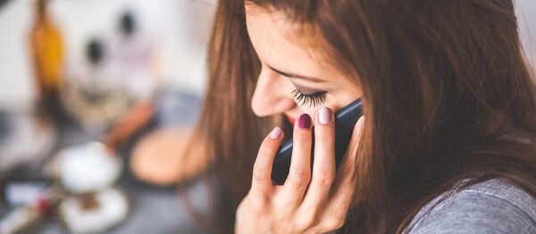 فتاة تتكلم على الهاتف المحمول - سبوتنيك عربي