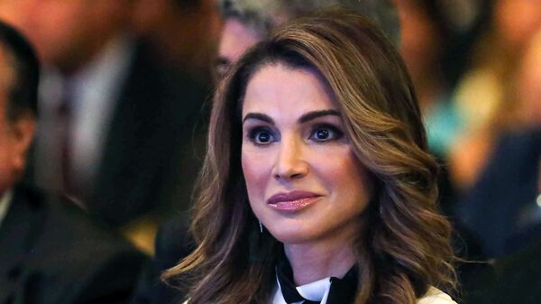 الملكة رانيا العبد الله، ملكة الأردن، أثناء افتتاح الجلسة العامة: منتدى الاقتصاد العالمي في منتجع الشونة البحري بالبحر الميت، الأردن 20 مايو/ أيار 2017 - سبوتنيك عربي