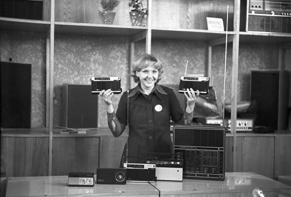 بائعة أجهزة الراديو في متجر مخزن الراديو - سبوتنيك عربي