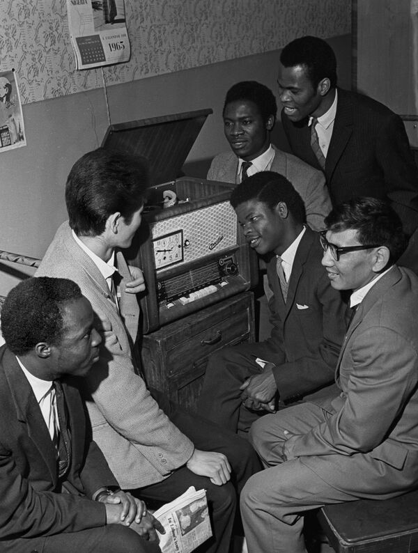 طلاب أجانب يستمعون إلى الراديو في جامعة الصداقة في موسكو - سبوتنيك عربي