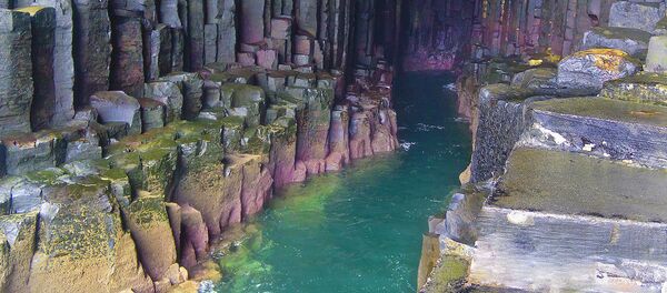 كهف فينغال على جزيرة ستافا، في اسكتلندا كهف فينغال على جزيرة ستافا، في اسكتلندا - سبوتنيك عربي