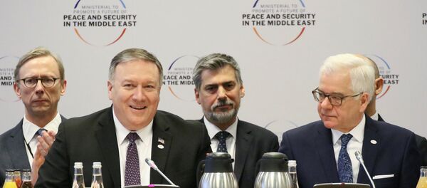 وزير الخارجية الأمريكي مايك بومبيو ونظيره البولندي  ياتسيك تشابوتوفيتش خلال افتتاح مؤتمر وارسو - سبوتنيك عربي