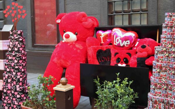 الحب والحرب في فالنتاين سوريا...عشاق يبتكرون ذرائع غياب للإفلات من الهدية - سبوتنيك عربي