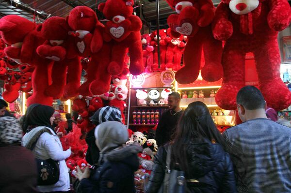 الحب والحرب في فالنتاين سوريا...عشاق يبتكرون ذرائع غياب للإفلات من الهدية - سبوتنيك عربي