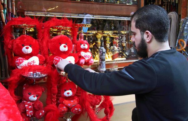 الحب والحرب في فالنتاين سوريا...عشاق يبتكرون ذرائع غياب للإفلات من الهدية - سبوتنيك عربي