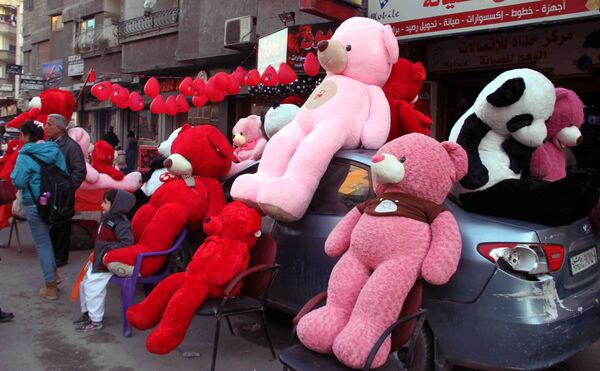 الحب والحرب في فالنتاين سوريا...عشاق يبتكرون ذرائع غياب للإفلات من الهدية - سبوتنيك عربي