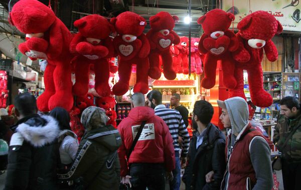 الحب والحرب في فالنتاين سوريا...عشاق يبتكرون ذرائع غياب للإفلات من الهدية - سبوتنيك عربي