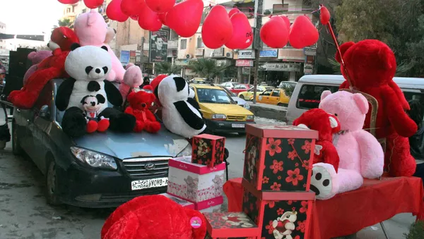 الحب والحرب في فالنتاين سوريا...عشاق يبتكرون ذرائع غياب للإفلات من الهدية - سبوتنيك عربي