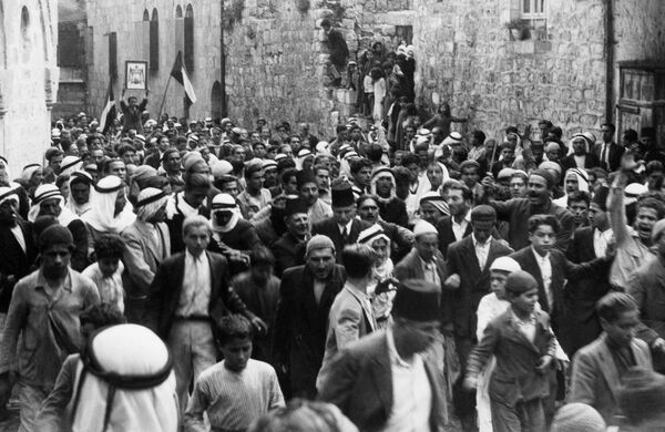 صورة مؤرخة قبل عام 1937 خلال الانتداب البريطاني في فلسطين تظهر العرب يتظاهرون في القدس القديمة ضد الهجرة اليهودية إلى فلسطين ويمكن رؤية جمال الحسيني رئيس الحزب العربي الفلسطيني - سبوتنيك عربي