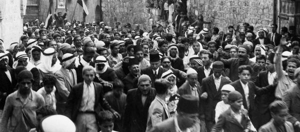 صورة مؤرخة قبل عام 1937 خلال الانتداب البريطاني في فلسطين تظهر العرب يتظاهرون في القدس القديمة ضد الهجرة اليهودية إلى فلسطين ويمكن رؤية جمال الحسيني رئيس الحزب العربي الفلسطيني صورة مؤرخة قبل عام 1937 خلال الانتداب البريطاني في فلسطين تظهر العرب يتظاهرون في القدس القديمة ضد الهجرة اليهودية إلى فلسطين ويمكن رؤية جمال الحسيني رئيس الحزب العربي الفلسطيني - سبوتنيك عربي