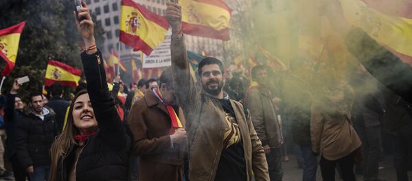 المشاركون في مسيرة لدعم وحدة إسبانيا في ساحة كولومبس في مدريد، فبراير/ شباط 2019 وتم تنظيم هذه الفعالية من قبل الحزب الشعبي مواطنون وحزب فوكس (VOX )، في أعقاب الاستياء الجماعي من الحوار السياسي مع حكومة كتلونيا. - سبوتنيك عربي