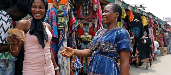 بائعات الملابس يتبادلن المال في مارينا، في العاصمة التجارية في نيجيريا لاغوس، نيجيريا في 11 فبراير/ شباط 2019 - سبوتنيك عربي