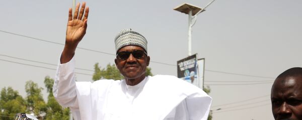 رئيس نيجيريا محمد بخاري يغادر بعد حضور صلاة الجمعة في مسقط رأسه دورو في ولاية كاتسينا - سبوتنيك عربي
