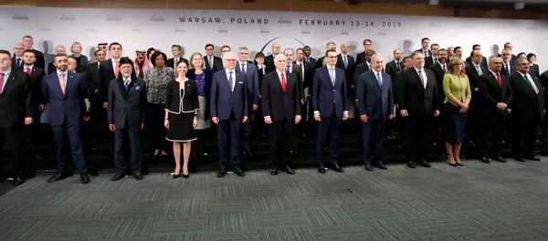 صورة جماعية للمشاركين في مؤتمر وارسو - سبوتنيك عربي