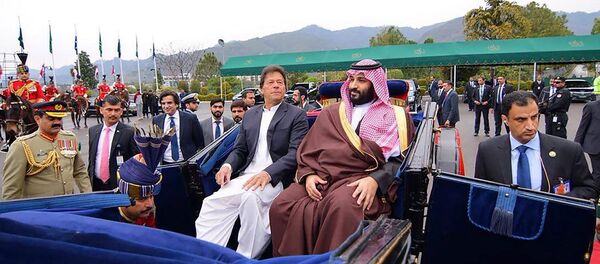 رئيس الوزراء الباكستاني عمران خان يرافق ولي العهد السعودي الأمير محمد بن سلمان إلى منزل الرئيس في إسلام أباد رئيس الوزراء الباكستاني عمران خان يرافق ولي العهد السعودي الأمير محمد بن سلمان إلى منزل الرئيس في إسلام أباد - سبوتنيك عربي