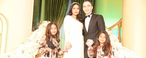 شيرين عبد الوهاب مع زوجها حسام حبيب في حفل زفافاهما مع ابنتيها - سبوتنيك عربي